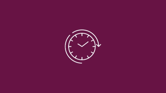 White clock icon with a circular arrow on a berry‑colored background symbolizing efficiency and timely processes.