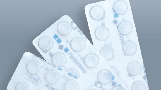 Primer plano de varios blísteres de HDPE monomaterial con cavidades moldeadas para comprimidos