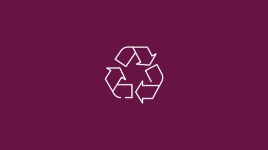 White recycling icon on a berry-colored background, representing sustainable products, circular economy, and resource-efficient solutions.