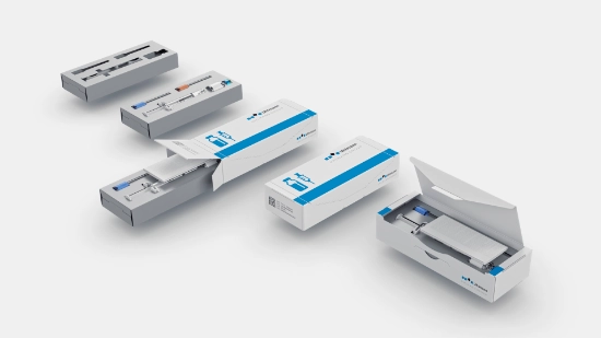 Cajas plegables abiertas y cerradas con bandejas de cartón con jeringas, viales y agujas en su interior