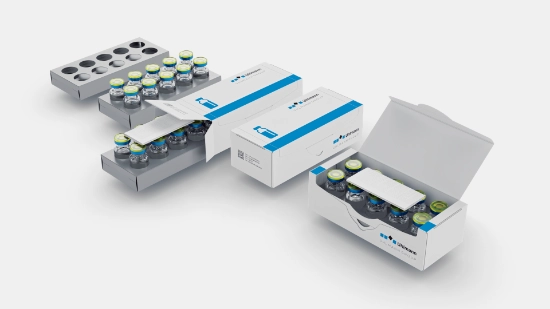 Cajas plegables abiertas y cerradas con bandejas de cartón y viales en su interior en posición vertical