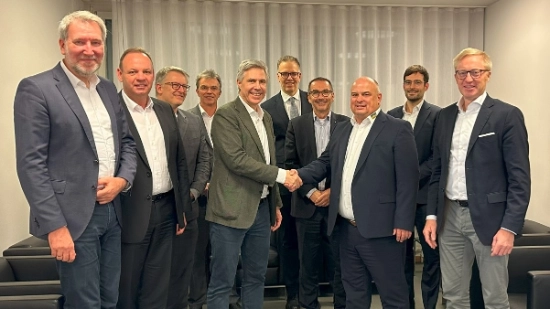 Shareholders Tobias Uhlmann and Thomas Goldfuß with the management teams and advisors of both companies after signing the agreement: A forward-looking and growth-oriented step for both sides. © Goldfuß Engineering