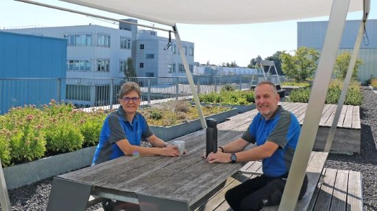 Annette und Rolf Sießegger gemeinsam im Gespräch auf einer Dachterrasse des Firmengeländes