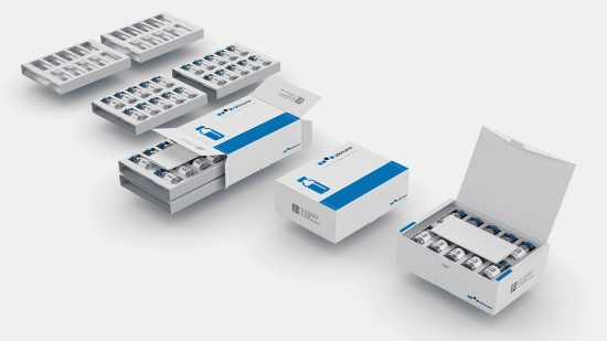 Cajas plegables abiertas y cerradas con bandejas de cartón y viales en su interior
