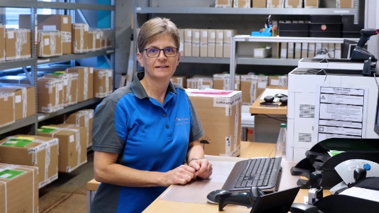 Annette Sießegger am Schreibtisch im Versand