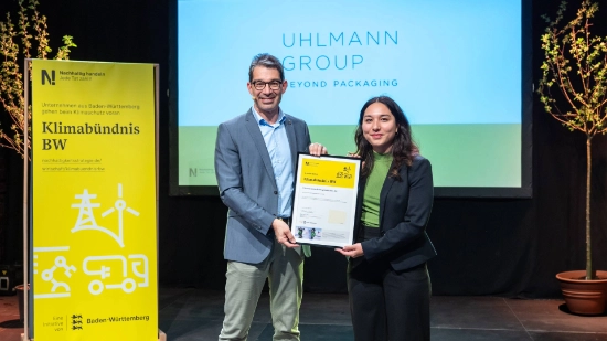 Presentation of the Climate Alliance certificate to Carolyn Lang from Uhlmann