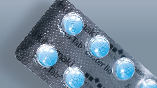 Primer plano de comprimidos en un blíster transparente de PET monomaterial