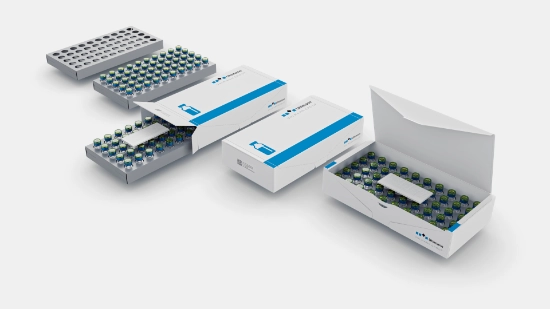 Cajas plegables abiertas y cerradas con bandejas de cartón y viales en su interior en posición vertical
