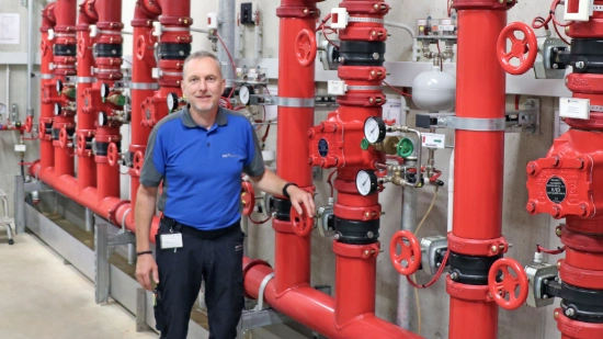 Rolf Sießegger beim Kontrollieren einer technischen Anlage