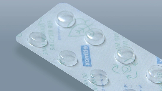 Primer plano de un blíster transparente de PP monomaterial con cavidades moldeadas para comprimidos