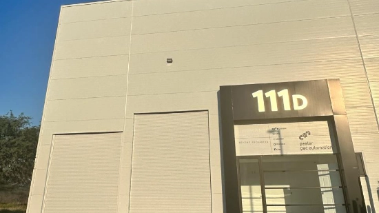 Uhlmann México S. de RL. de C.V. Edificio corporativo con el número 111D bajo un cielo azul 