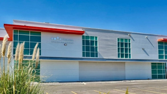 Uhlmann México S. de RL. de C.V. company building marked 111D against a blue sky 