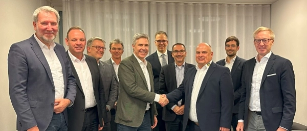 Shareholders Tobias Uhlmann and Thomas Goldfuß with the management teams and advisors of both companies after signing the agreement: A forward-looking and growth-oriented step for both sides. © Goldfuß Engineering